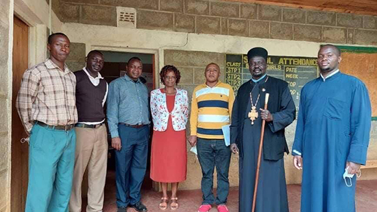 أسقف كينيا يلتقي خريجي المدرسة الابتدائية التي يقوم برعتايتها ويوجه رسالة 