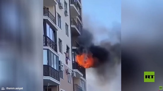 فيديو .. رجل ينقذ نفسه من حريق بطريقة عجيبة