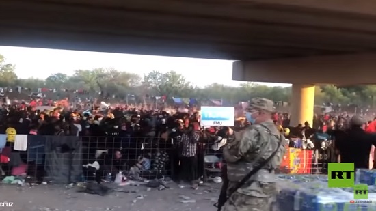  آلاف المهاجرين يحتشدون تحت جسر في تكساس الأمريكية