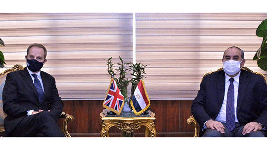 وزير الطيران يلتقي سفير بريطانيا بالقاهرة