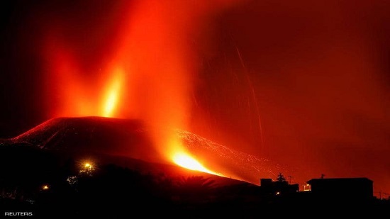 بركان جزر الكناري.. ثورة البركان تشتد وإغلاق المطار
