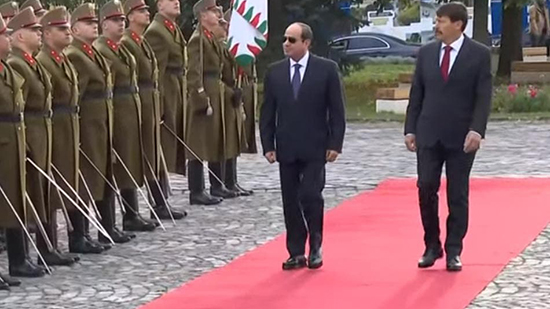 السيسي ونظيره المجري يستعرضان حرس الشرف أثناء مراسم الاستقبال الرسمية