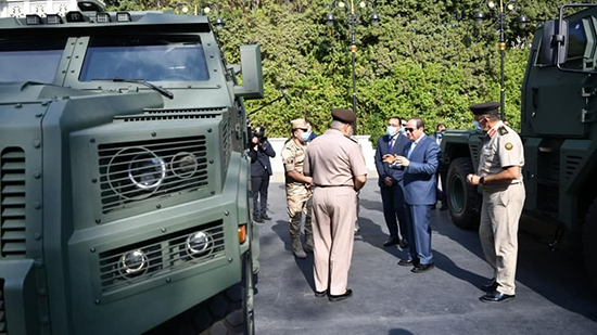 الرئيس السيسي يتفقد عددًا من المركبات المدرعة المطورة من قبل القوات المسلحة