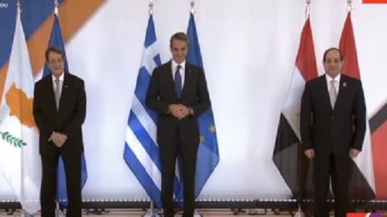 الرئيس السيسى يشيد بتوقيع الاتفاق الثلاثى فى الربط الكهربائى مع قبرص واليونان
