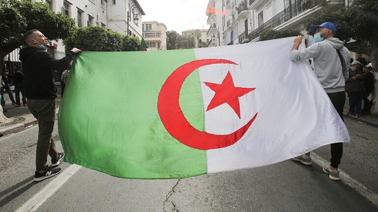 لوموند : النظام الجزائري يصطاد في المياه العكرة للتغطية على فشل سياساته