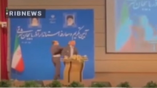  إيران.. حاكم ولاية جديد يتلقى صفعة قوية على المنصة (فيديو)