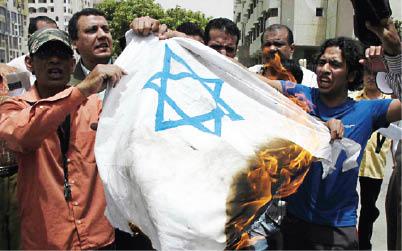 متظاهرون غاضبون فى الإسماعيلية يحرقون العلم الإسرائيلى احتجاجاً على الاعتداء على «أسطول الحرية» 