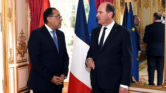 مدبولي يطالب بتشجيع الشركات الفرنسية علي تصنيع السيارات الكهربائية في مصر