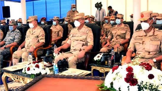  وزير الدفاع يشهد المرحلة الرئيسية للمشروع التكتيكي بجنود بالذخيرة الحية بالجيش الثالث الميداني