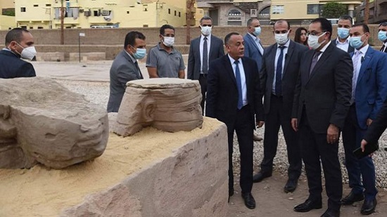  رئيس الوزراء يتفقد منطقة أعمال الحفائر والاكتشافات الأثرية بطريق الكباش