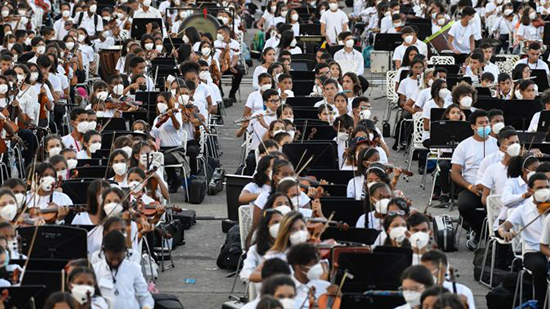 شاهد.. أكبر أوركسترا في العالم من 12 ألف موسيقي في فنزويلا
