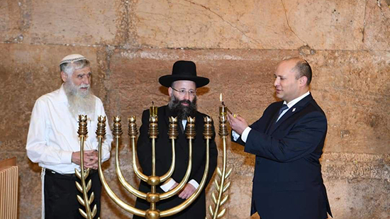 رئيس وزراء اسرائيل يشعل اولى شموع عيد الانوار بالقدس 