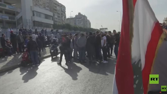 فيديو .. احتجاجات وقطع طرقات بلبنان بسبب الازمة الاقتصادية الخانقة 