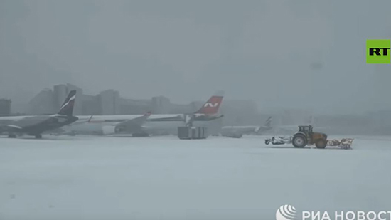 فيديو .. الغاء رحلات بمطار موسكو بسبب تساقط الثلوج 