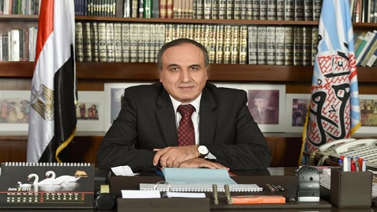 رئيس مجلس إدارة الأهرام يفتتح معرض 