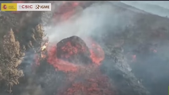  فيديو.. الحمم البركانية تجر صخرة ضخمة باتجاه المباني