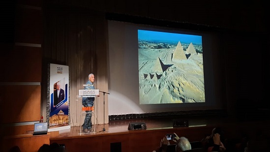 زاهي حواس يلقي محاضرة عن الاكتشافات الأثرية المصرية بالمتحف القومي للحضارة المصرية بالفسطاط 