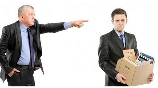 8 حالات تعرضك للفصل في قانون العمل الجديد.. منها الاعتداء على زميلك