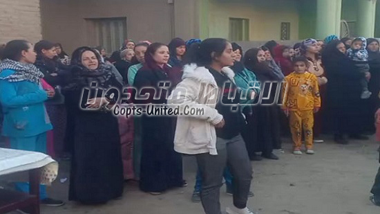  رغم الطقس البارد : أقباط عزبة فرج الله يصلون بشوارع القرية احتجاجا على وقف بناء كنيستهم 