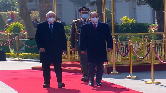  فيديو .. الرئيس السيسي يستقبل نظيره الجزائري بقصر الاتحادية 