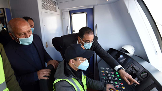 رئيس الوزراء يتابع التشغيل التجريبي للقطار الكهربائي الخفيف 