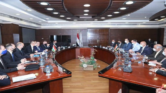  كامل الوزير يلتقي وزير الخارجية والتجارة المجري لبحث توطين صناعة السكك الحديدية في مصر