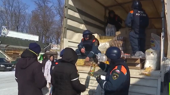 الجيش الروسي ينقل مساعدات إنسانية إلى سكان مقاطعة خاركوف