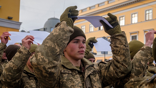 عاجل .. استسلام عسكريين أوكرانيين للجيش الروسي اغلبهم من كبار الضباط 
