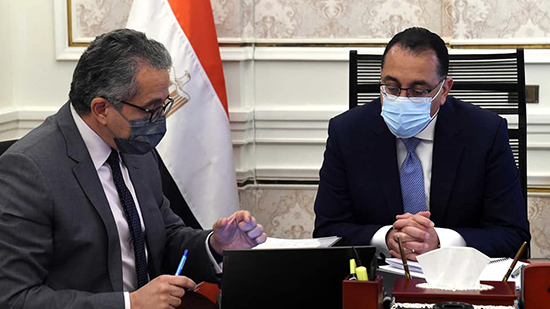 رئيس الوزراء يتابع مع وزير السياحة والآثار حركة السياحة الوافدة إلى مصر