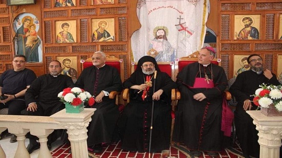  الأنبا توما حبيب والقاصد الرسولي بمصر يزوران كنيسة مار جرجس بالمخالفة بسوهاج