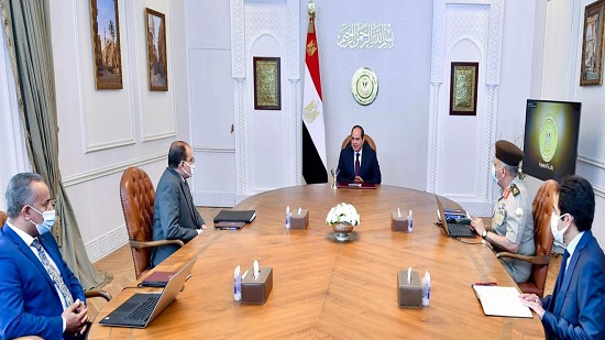 الرئيس عبد الفتاح السيسي يجتمع مع مستشار رئيس الجمهورية للتخطيط العمراني ومدير مصنع 