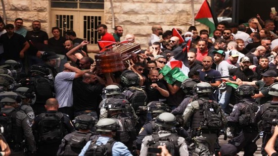 اعتداء اسرائيل على جنازة الإعلامية الراحلة شيرين أبو عاقلة