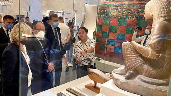وفد رفيع المستوى من بنك الاستثمار الأوروبي يزور المتحف القومي للحضارة المصرية 