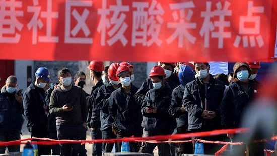 طلاب في جامعة بكين يحتجون على القيود لمكافحة كوفيد