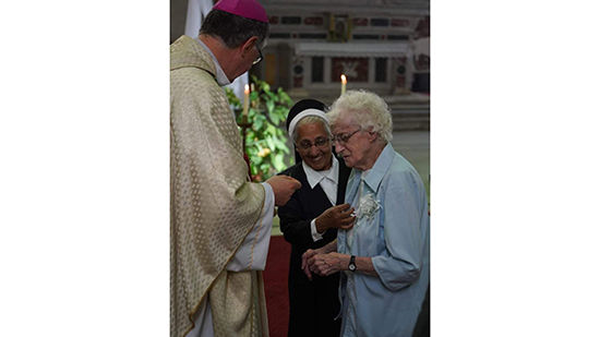 مطران الكنيسة اللاتينية بمصر يقود الاحتفال بمرور سبعين عامًا على دخول الأخت كوليت لورد الحياة الرهبانية