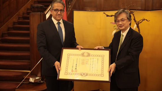  وزير السياحة والآثار يتسلم وسام الشمس المشرقة من سفارة اليابان