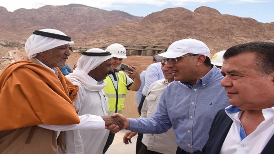  رئيس الوزراء يلتقي بعدد من مشايخ القبائل ..ويؤكد: الأولوية في العمل بالمشروع لأهالي المنطقة 