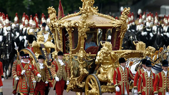 كأنها خرجت من قصة خيالية.. مركبة الملكة إليزابيث الذهبية تظهر في شوارع لندن