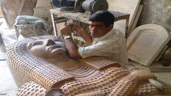 رواد التواصل يشيدون بالدكتور جرجس الجاولي : نحت تمثال خشبى على طريقة قدمائنا المصريين المبدعين