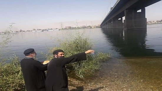  صور : كهنة الكنيسة تبارك النيل فى أسوان من أجل الفيضان بالقاء قربانا 