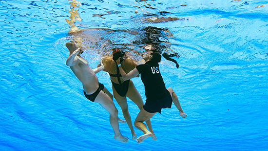 إنقاذ سباحة أميركية أغمي عليها تحت الماء