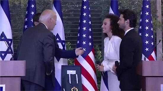  الرئيس الأمريكي بايدن والمغنية الإسرائيلية الشهيرة يوفال ديان