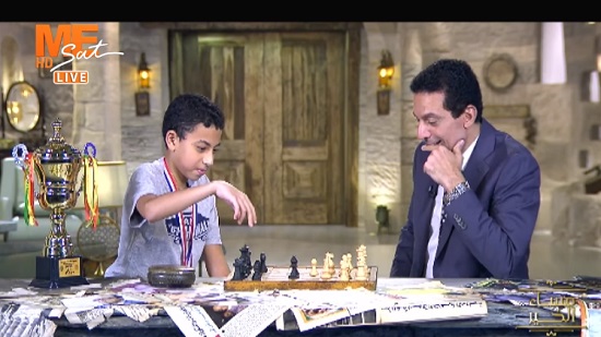فيديو .. الطفل المعجزة كيفن جورج ينتصر على الاعلامي ايهاب صبحي في الشطرنج  