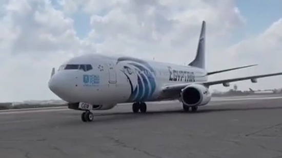 بالفيديو.. وصول أول رحلة طيران مصرية لمطار معيتيقة الليبي بعد توقف 8 سنوات