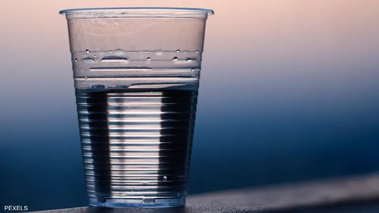 ماذا يحدث لو اكتفيت بالماء مشروبا لشهر واحد؟