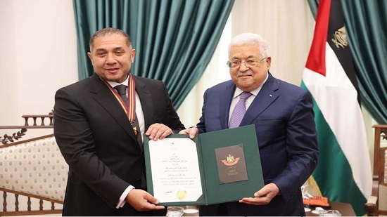  الرئيس الفلسطيني محمود عباس يمنح السفير المصري في رام الله وساماً تقديراً لجهوده