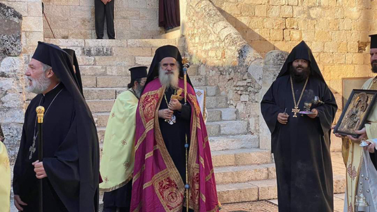مطران القدس يترأس قداس عيد التجلي بكنيسة الجثمانية