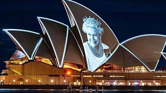 إضاءة دار أوبرا سيدني فى أستراليا بصورة الملكة إليزابيث الثانية تكريماً لها