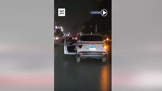 فيديو .. كلاكيت ثالث مرة .. شابين يقودان سيارتين باستهتار والابواب مفتوحة في مصر الجديدة 