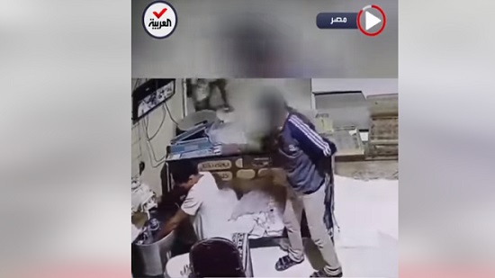 فيديو .. لص يسرق هاتف عامل بمتجر في مصر وكاميرات المراقبة تفضحه 